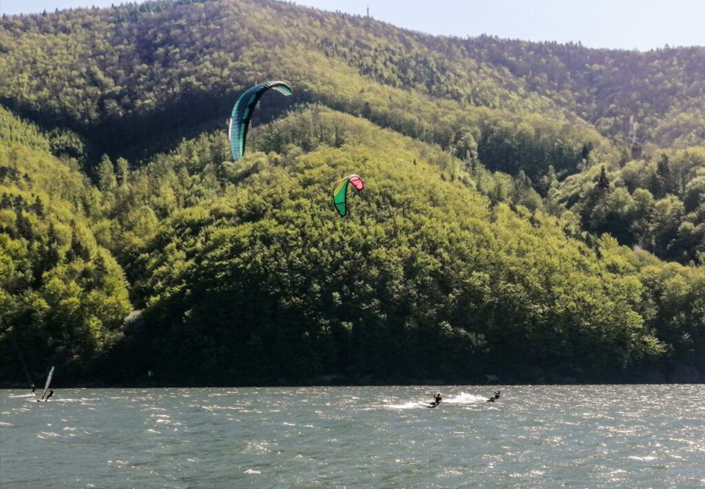 Kurs kitesurfingu — pływanie na jeziorze